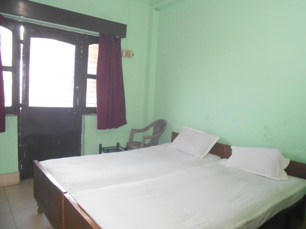 Hotel Sonmony Varanasi Zimmer foto
